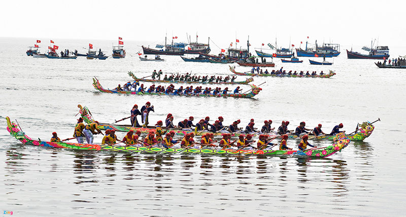 Hàng nghìn người xem đua thuyền tứ linh tri ân đội hùng binh Hoàng Sa